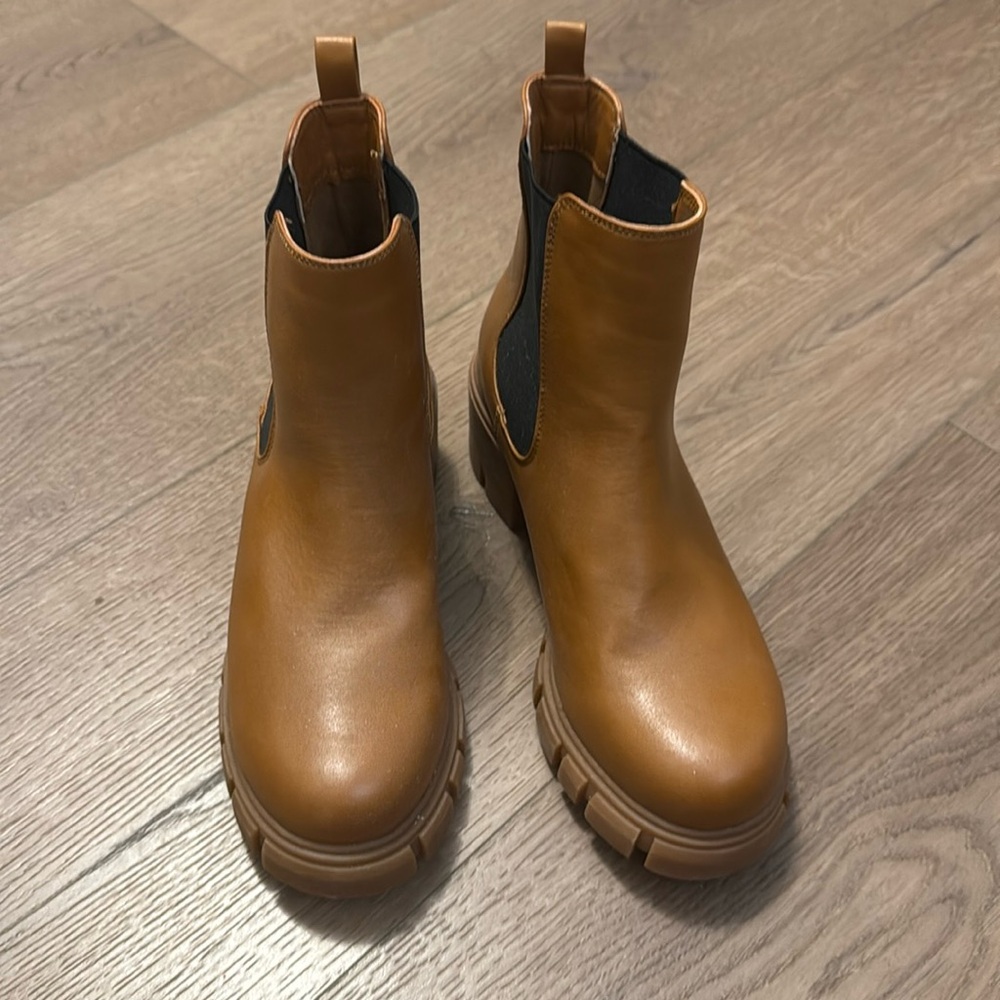 GOTTA GO!!!! NWOT✨ Madden Girl boots, size 7